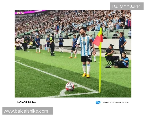 足球明星海报名场面引发热潮球迷热情高涨气氛火爆如同盛大庆典