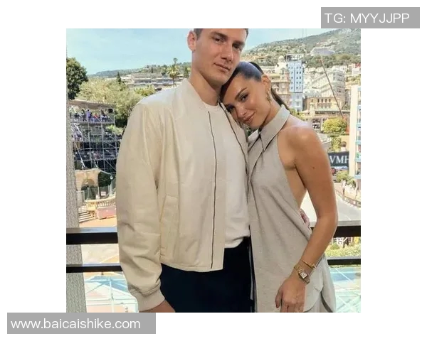 足球明星妻子魅力身材大揭秘时尚与运动的完美结合