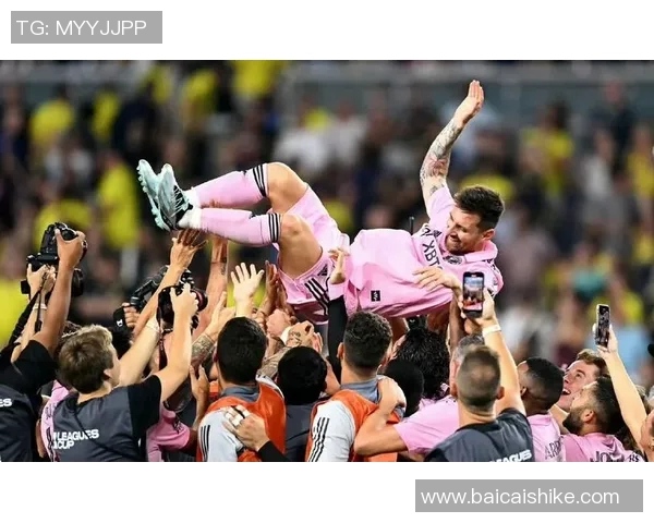 足球明星模仿经典动作瞬间展现球场魅力与个性风采